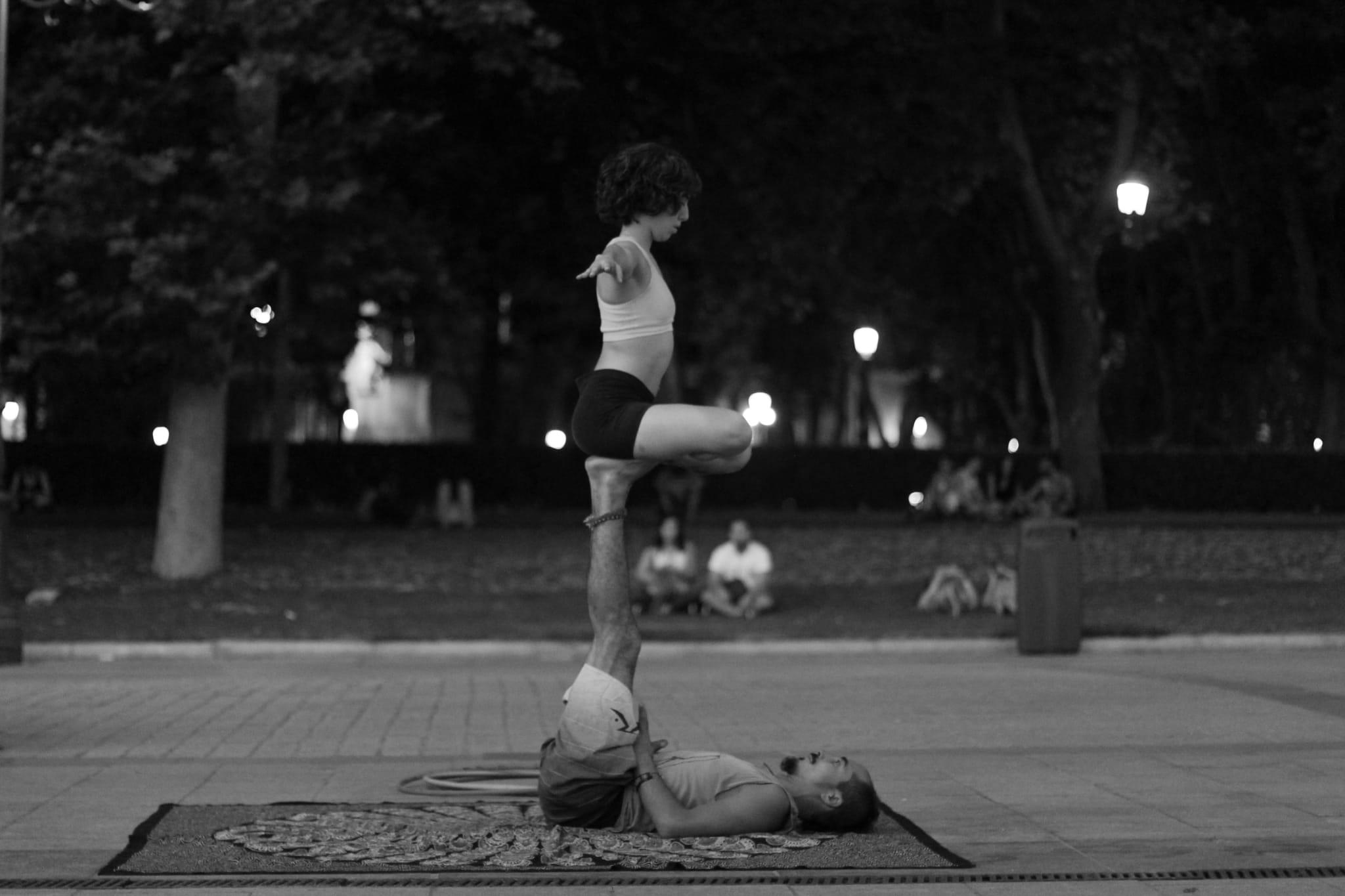 INICIACIÓN AL ACROYOGA