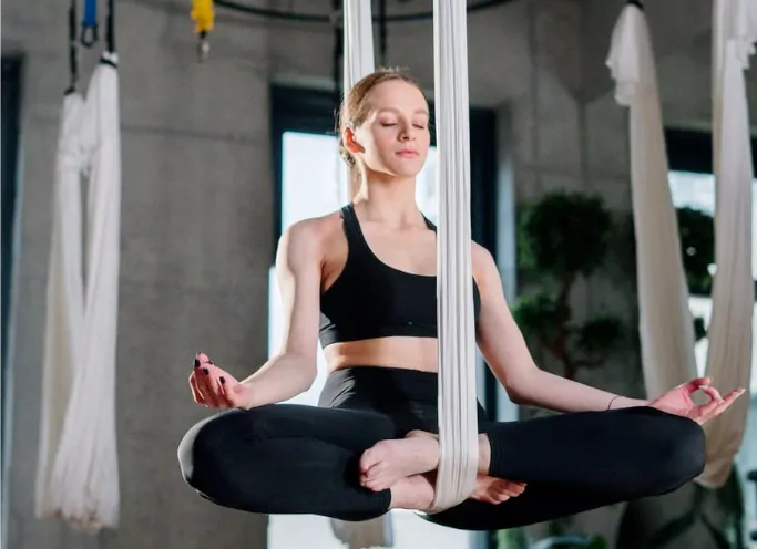 Clases de hatha yoga, yoga aéreo y meditación