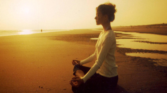 meditar en la playa